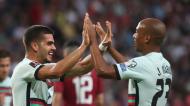 André Silva festeja com João Mário o 0-1 no Qatar-Portugal (Paulo Novais/LUSA)