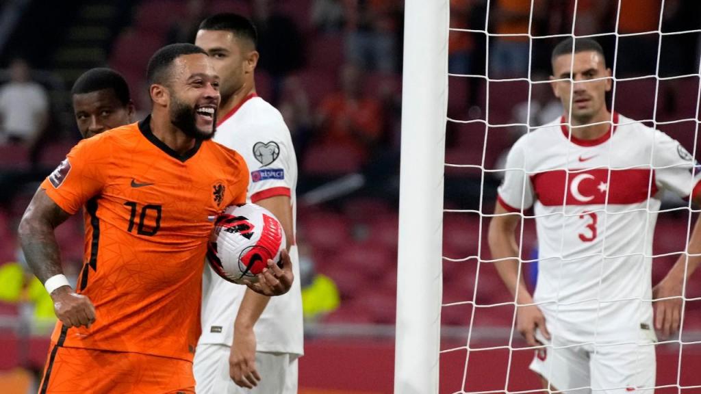Memphis Depay esteve em grande destaque na goleada dos Países Baixos à Turquia, na qualificação para o Mundial 2022 (Peter De Jong/AP)