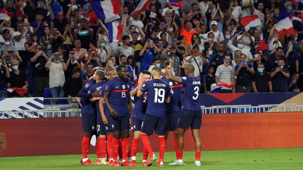 França festeja um dos golos de Griezmann na vitória ante a Finlândia, no apuamento para o Mundial 2022 (Laurent Cipriani/AP)