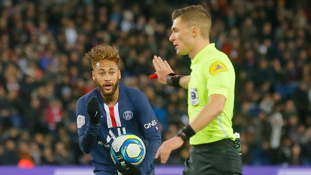 Willy Delajod perante Neymar, num jogo entre o PSG e o Lille, em novembro de 2019 (Michel Euler/AP)