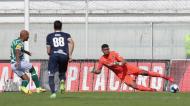 Rafael Martins fez o 1-0 no Moreirense-Famalicão, batendo Luiz Júnior (Manuel Fernando Araújo/LUSA)