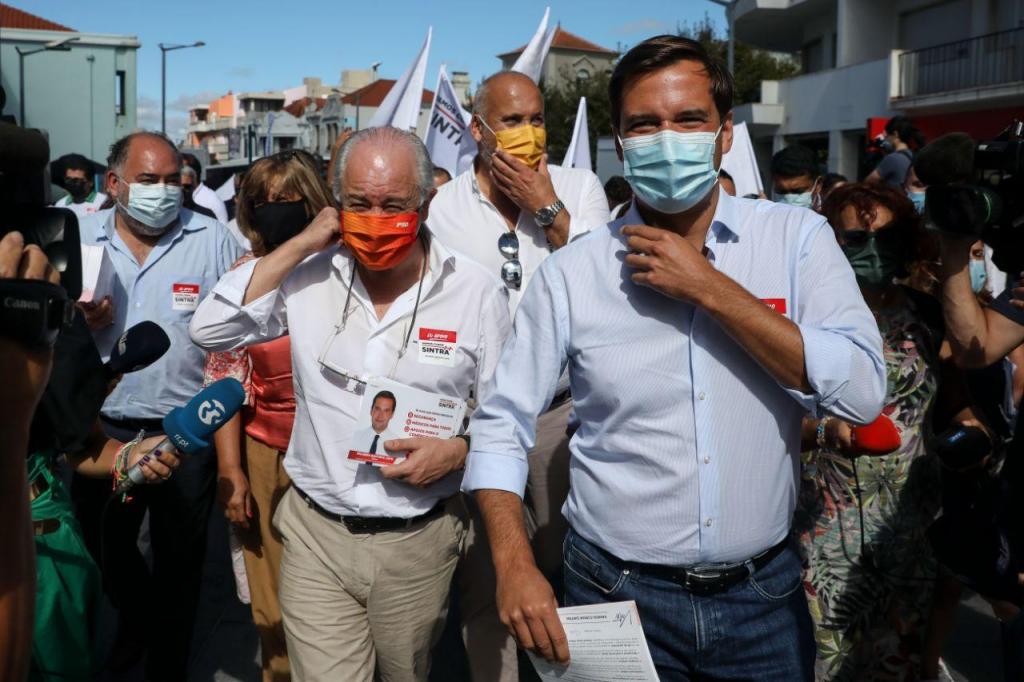 Ricardo Baptista Leite e Rui Rio numa ação de campanha em Sintra