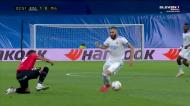 Sem piedade, Benzema aproveita escorregadela de estreante para marcar