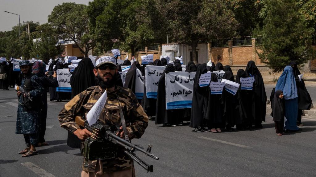 Mulheres desfilam em apoio aos talibãs
