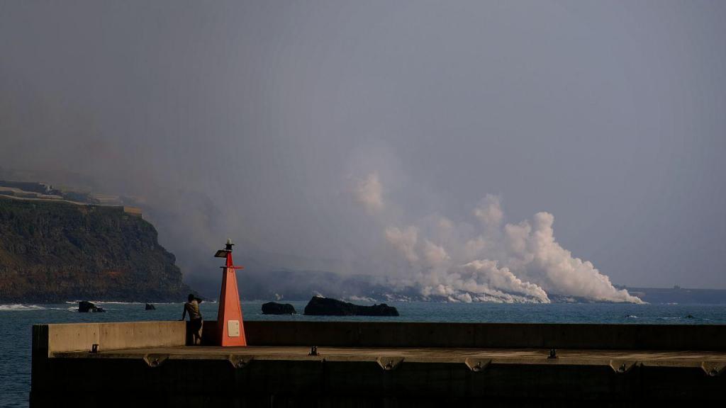 Gases saem do mar após chegada da lava do Cumbre Vieja