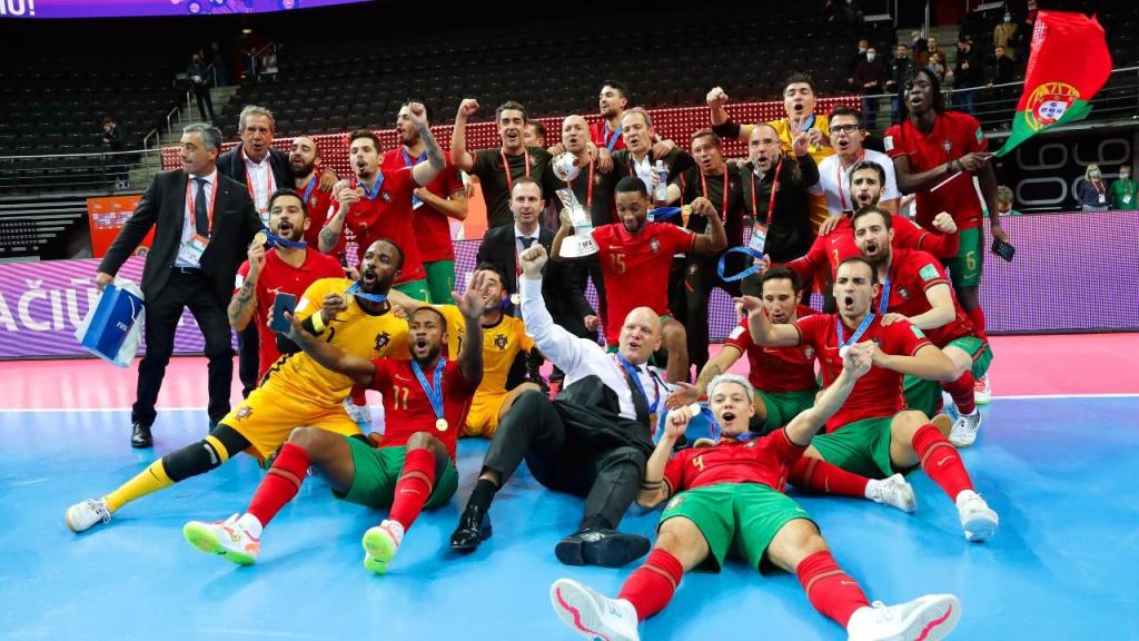 Portugal festeja conquista do Mundial de futsal (Toms Kalnins/EPA)