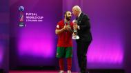 Ricardinho recebe a taça de campeão do mundo de futsal de Gianni Infantino (Toms Kalnins/EPA)