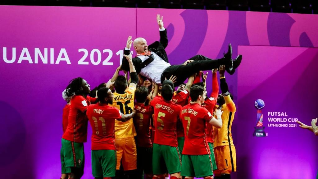 Jogadores de Portugal levantam o selecionador Jorge Braz após conquista do Mundial (André Sanano/FPF)