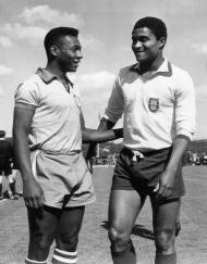 Pelé e Eusébio (foto AP)