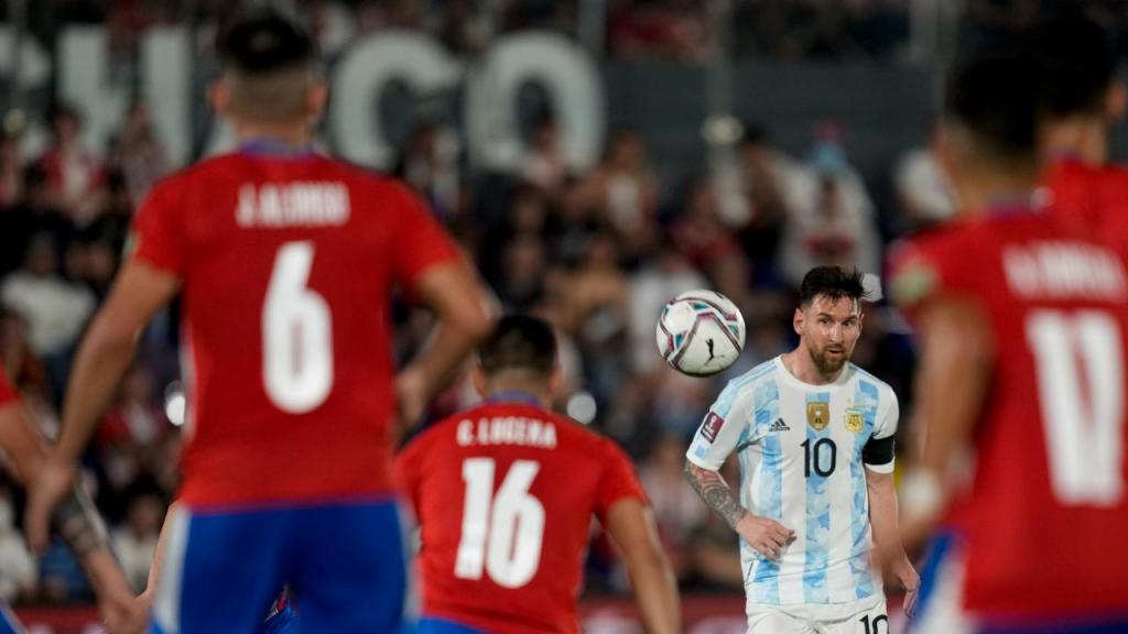 Lionel Messi no Paraguai-Argentina (AP Photo/ Jorge Saenz)