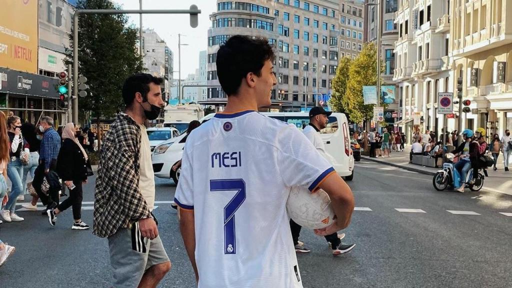 Nil Ojeda com camisola do Real Madrid com «Mesi» inscrito (Instagram - Nil Ojeda)