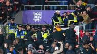 Adeptos da Hungria entram em confronto com polícia inglesa em Wembley (Nick Potts/AP)