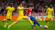 Griezmann e Andy Robertson no Atlético Madrid-Liverpool (Manu Fernandez/AP)