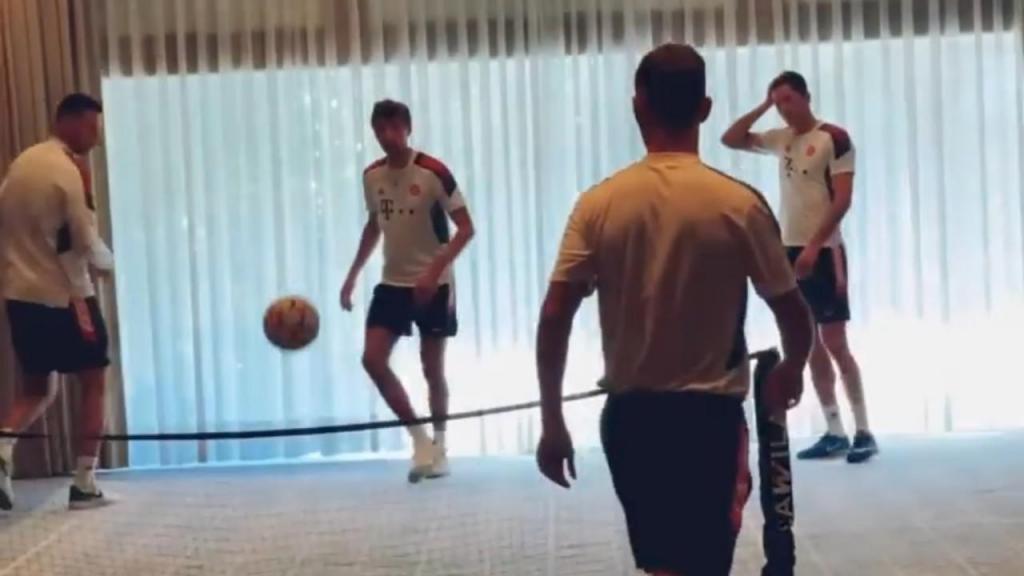Equipa do Bayern Munique a jogar futevólei no hotel (Instagram: Bayern Munique)