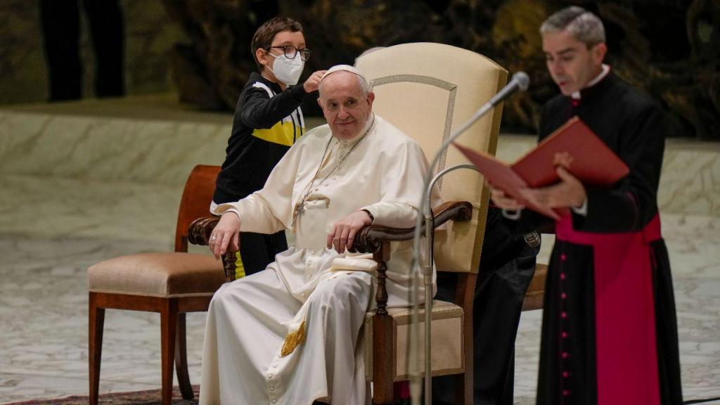 Criança pede o solidéu a Papa Francisco