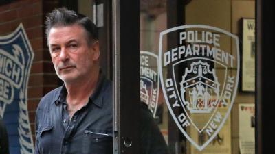 Retirada acusação de homicídio involuntário contra o ator Alec Baldwin - TVI
