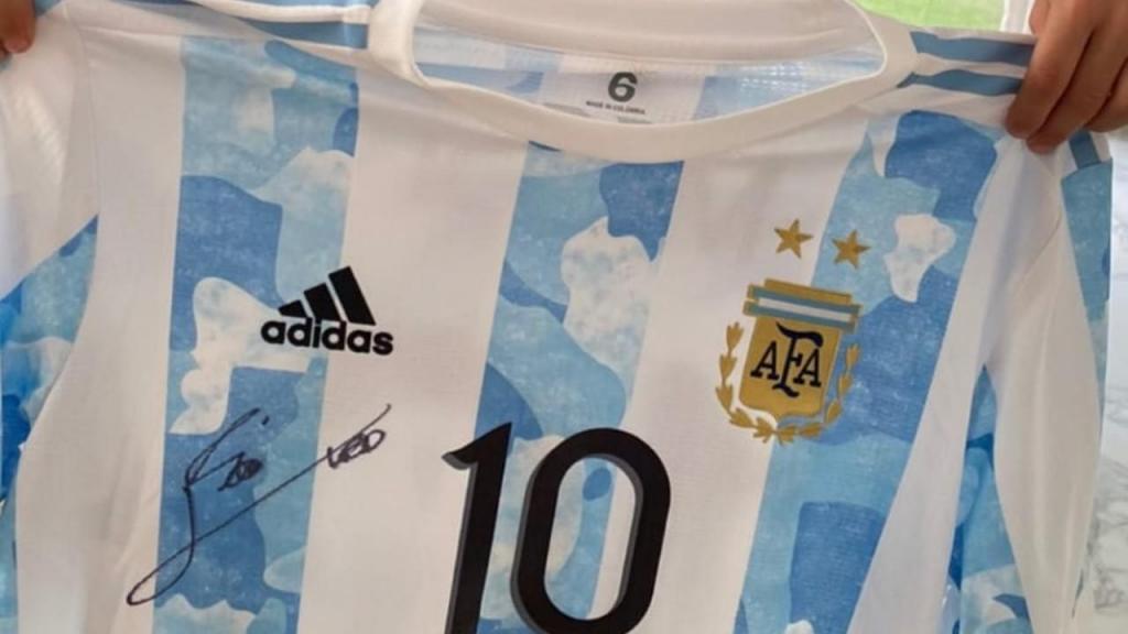 Aimar ofereceu camisola autografada de Messi ao filho de Cardozo (instagram)
