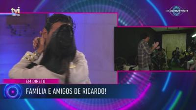 Joana e Ricardo dançam à chuva e dão o primeiro beijo em público - Big Brother