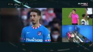 Árbitro anula golo por mão de Suárez, mas VAR corrige decisão