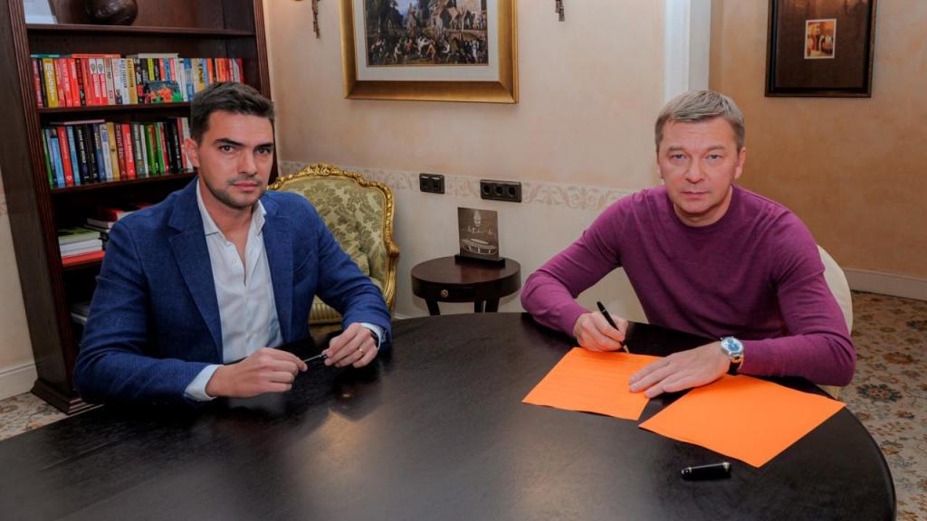 Edgar Cardoso (líder do futebol juvenil do Shakhtar) com Sergey Palkin (diretor-geral) [Shakhtar Donetsk)
