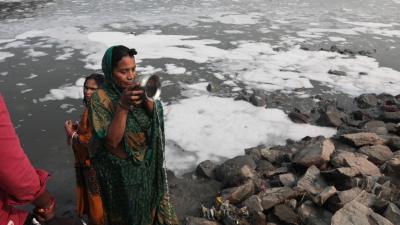 "Não temos outra opção". Indianos tomam banho em rio com espuma tóxica durante festival religioso - TVI