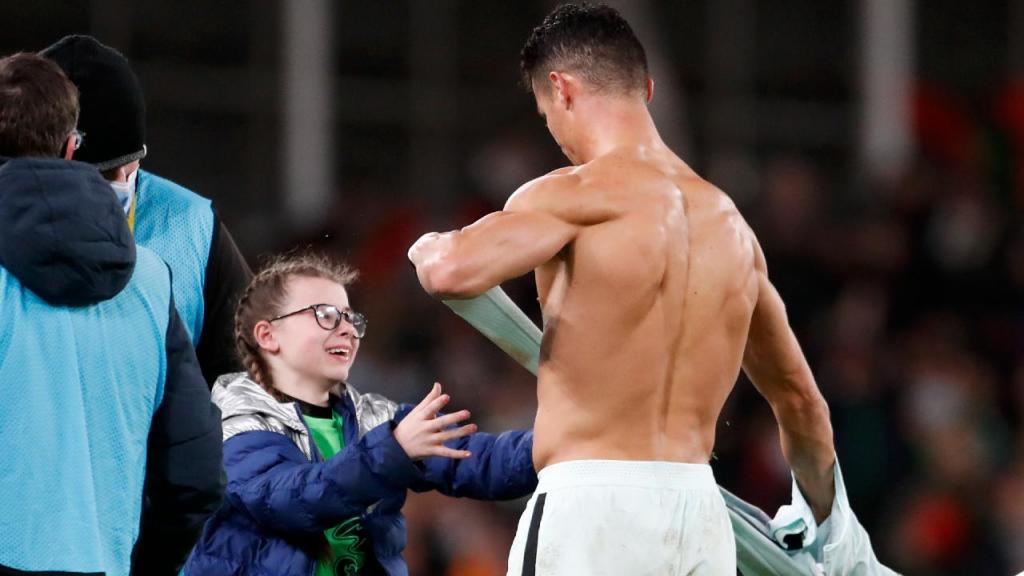 Ronaldo e jovem fã (Foto: AP)