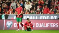 Cristiano Ronaldo e André Silva após o Portugal-Sérvia (LUSA)