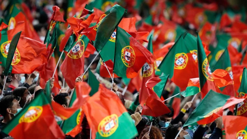Adeptos com bandeiras de Portugal no jogo com a Sérvia (AP)