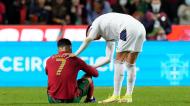 Cristiano Ronaldo e Filip Kostic conversam depois do Portugal-Sérvia (AP)