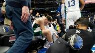 Luka Doncic após lesionar-se no Dallas Mavericks-Denver Nuggets (Tony Gutiérrez/AP)