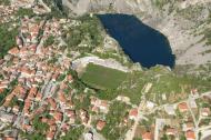 Stadion Gospin Dolac (Croácia): com uma arquitetura interessante, distingue-se ainda por estar junto a um enorme declive, onde fica situado o lago Modro Jezero