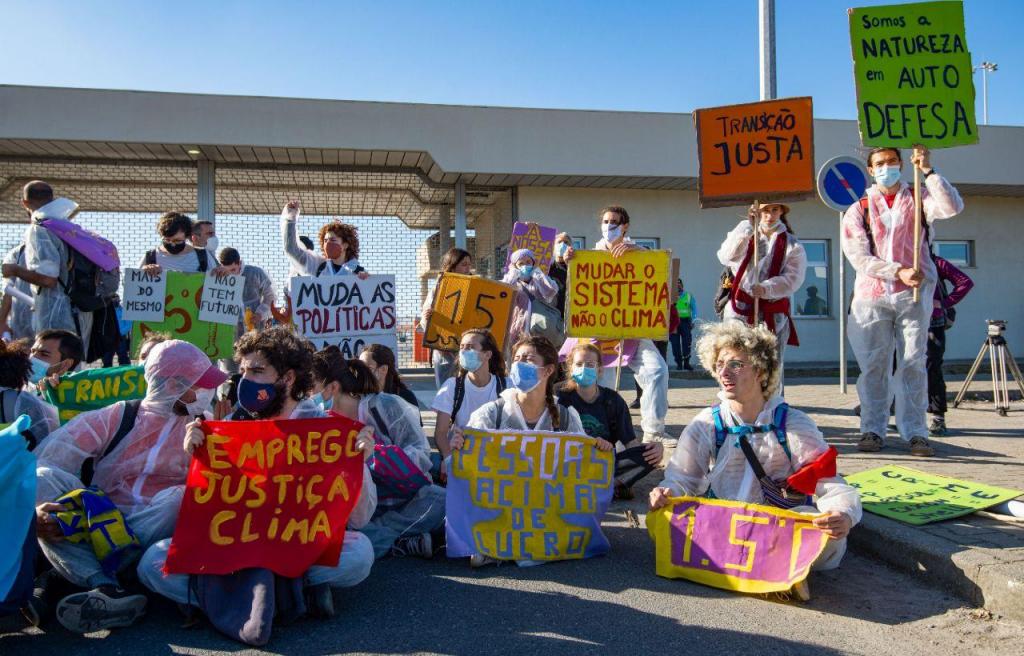 Protesto junto à refinaria de Sines