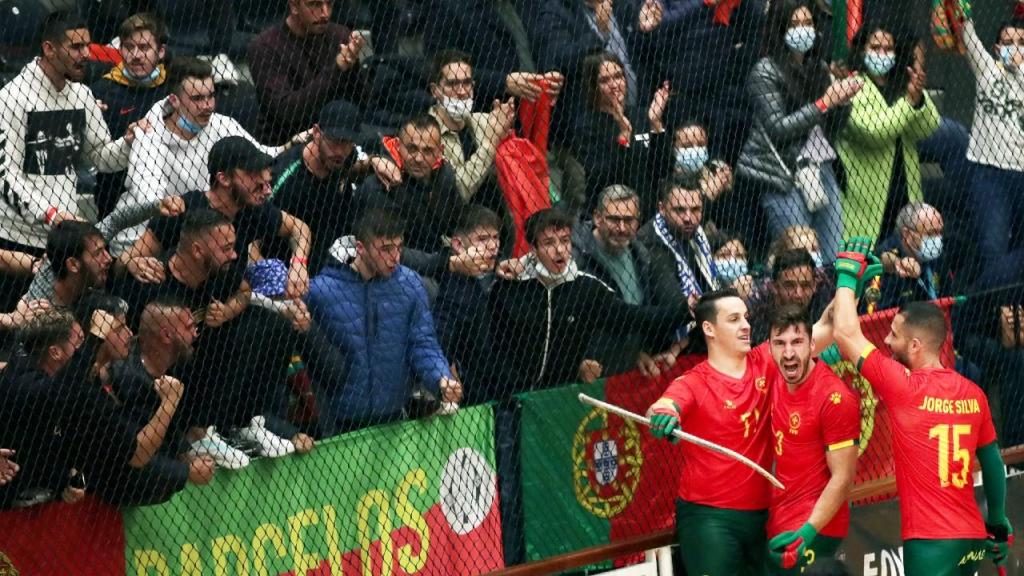 Gonçalo Alves, Rafa e Jorge Silva festejam golo de Portugal ante a Espanha, no Europeu de hóquei em patins (Estela Silva/LUSA)