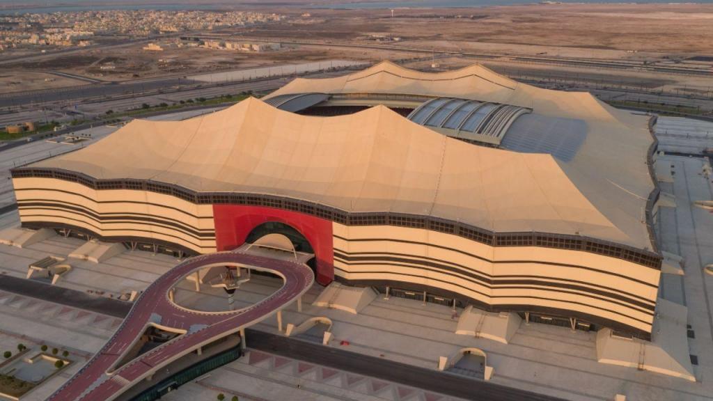 Al Bayt Stadium: inspirado nas tendas típicas, 'bayt al sha’ar'. Capacidade para 60 mil espectadores. Vai receber nove jogos do mundial, incluindo o jogo de abertura. Lotação será reduzida a metade após o torneio.