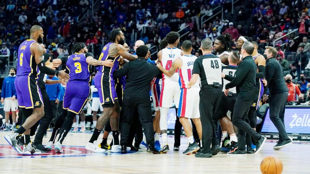Confusão no Pistons-Lakers depois de lance entre Isaiah Stewart e LeBron James (Carlos Osorio/AP)