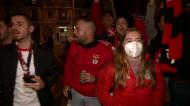Benfica recebido com cânticos à chegada ao hotel em Barcelona