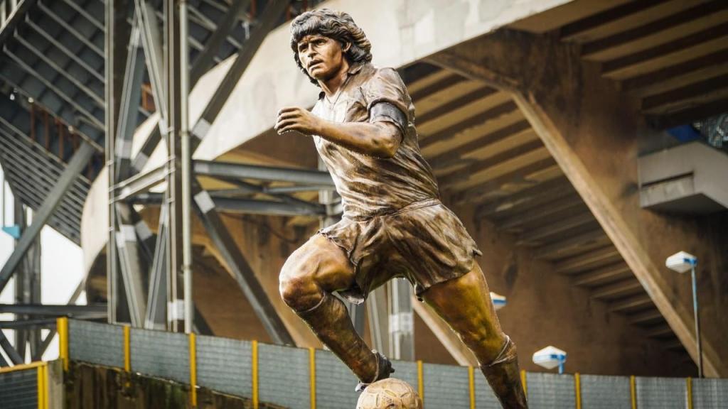 Estátua de Maradona em Nápoles (CESARE ABBATE/EPA)