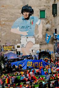 No Quartieri Spagnoli (Bairro Espanhol), onde está um conhecido mural de Maradona e muitos outros adereços de tributo ao ex-futebolista. Aurelio De Laurentiis, atual presidente do Nápoles, depositou flores (Ciro Fusco/EPA)