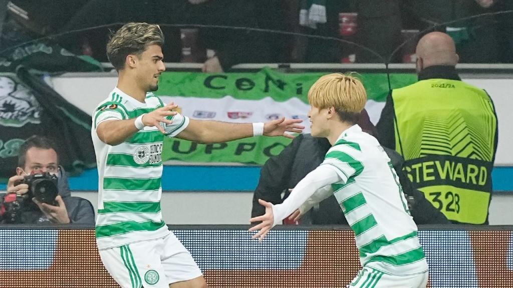 Jota festeja com Kyogo Furuhashi o segundo golo do Celtic ante o Leverkusen (AP)