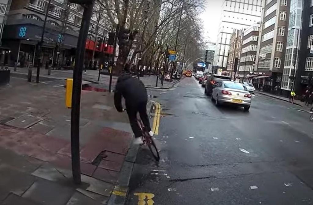 Ciclista passa vermelho e cai (captura YouTube)