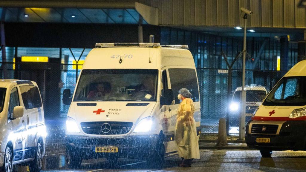 Passageiros infetados foram transportados para um hotel onde vão fazer quarentena
