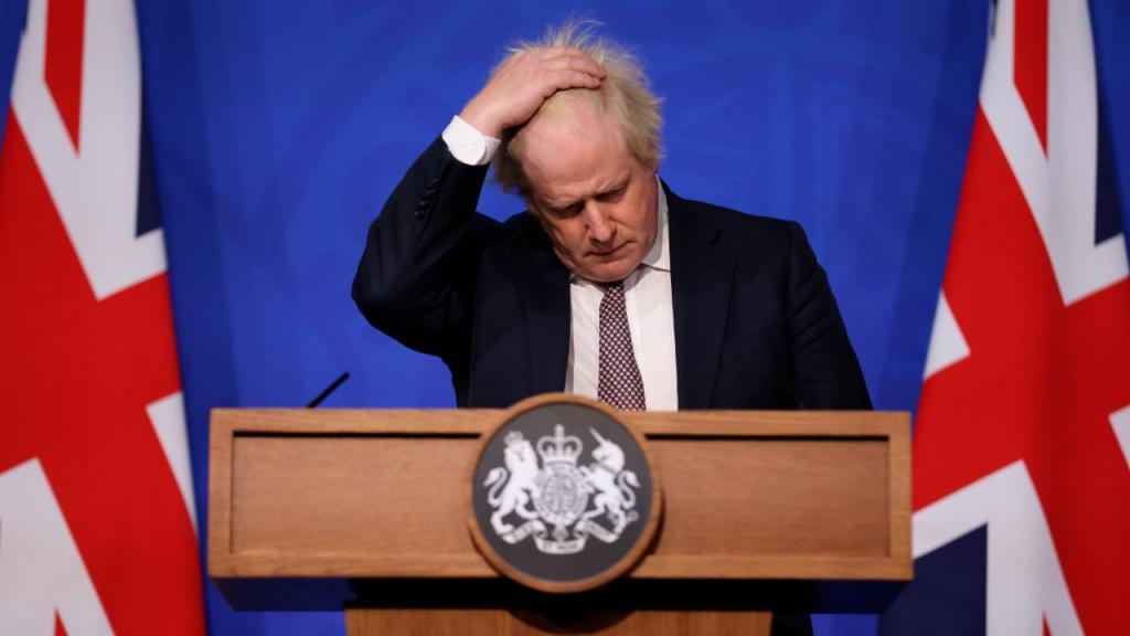 Boris Johnson anuncia novas restrições por causa da variante Omicron