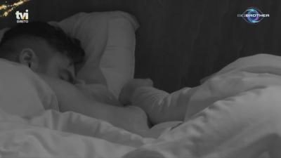 António incentiva e Débora acaba a noite a dormir de mão dada com Rui - Big Brother
