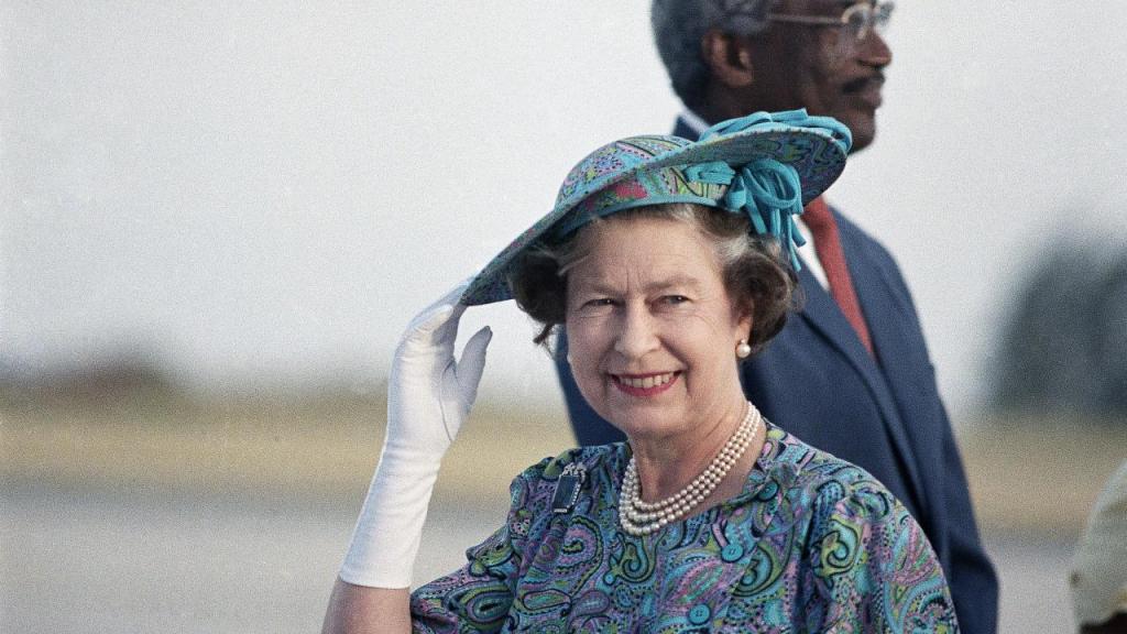 Rainha Isabel II nos Barbados, em 1989 (Associated Press)