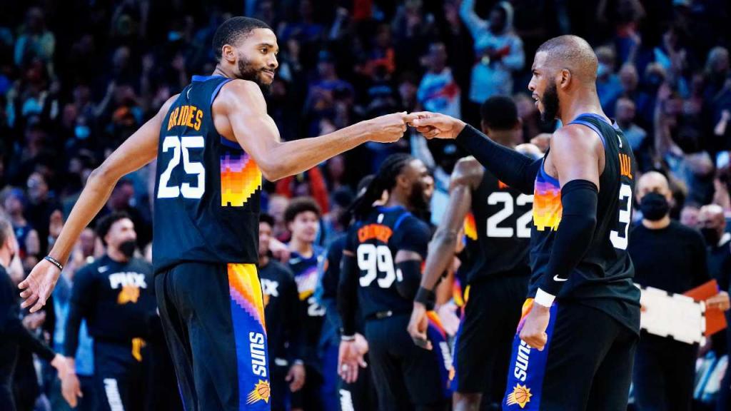 Mikal Bridges e Chris Paul na vitória dos Phoenix Suns sobre os Golden State Warriors (AP)