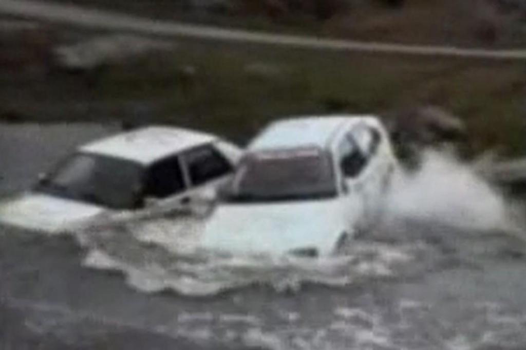 Carros de rali vão parar a um lago (Captura YouTube)