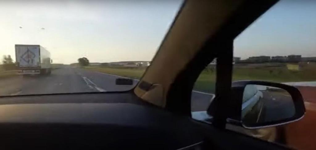 Camião Scania ultrapassa Tesla e BMW (captura YouTube)