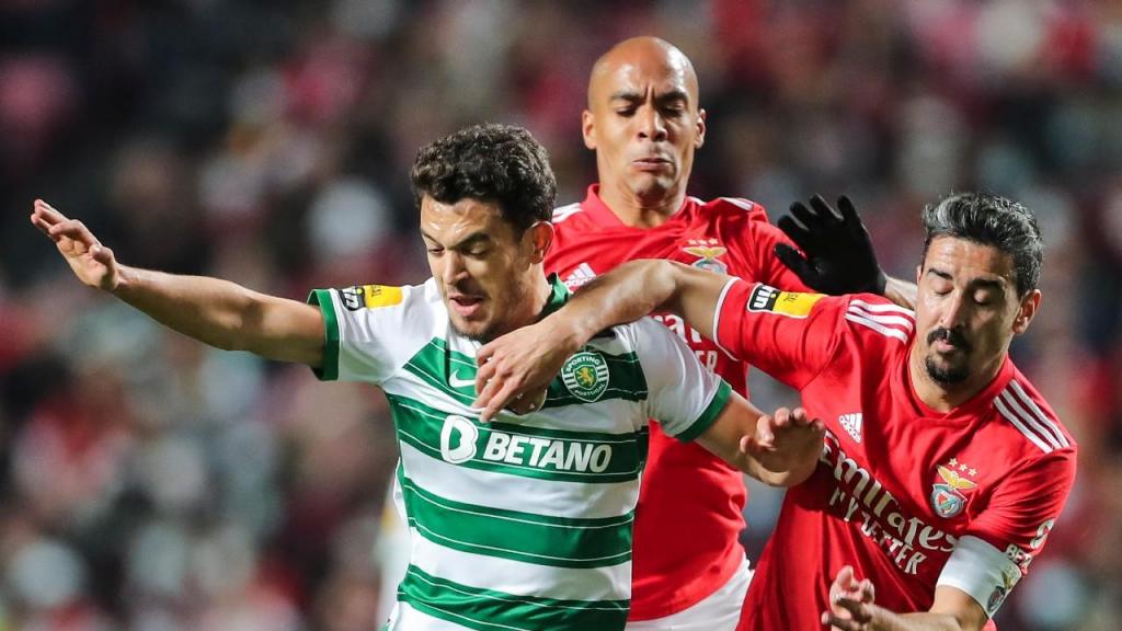 Pedro Gonçalves, João Mário e André Almeida no Benfica-Sporting (Lusa)