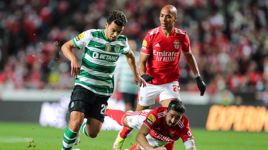 Pedro Gonçalves, João Mário e André Almeida no Benfica-Sporting (Lusa)