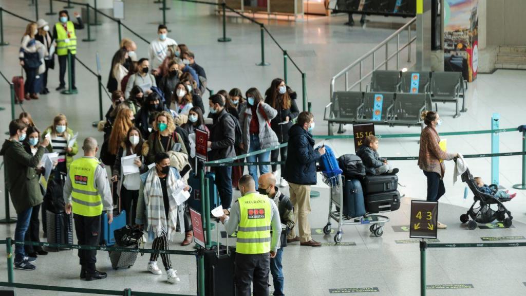 Zona de chegada do aeroporto de Lisboa fechada para controlo de passageiros e testes à covid-19